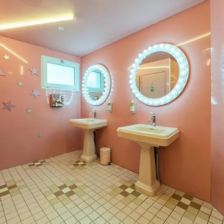 Ibis Styles Pont Du Gard Route D'avignon Hotel 3*