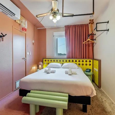 Hotel Ibis Styles Pont Du Gard Route D'avignon 3*